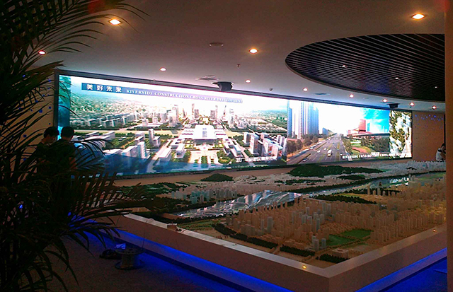 江蘇鹽城汽車商貿(mào)城展館P5室內(nèi)全彩LED顯示屏由上海智彩科技設(shè)計(jì)、安裝